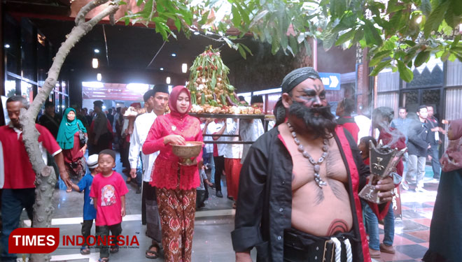 Suasana Kirab dan Kenduri Ketupat Kampung Coklat Blitar, Rabu (12/6/2019). (Foto: Sholeh/TIMES Indonesia)