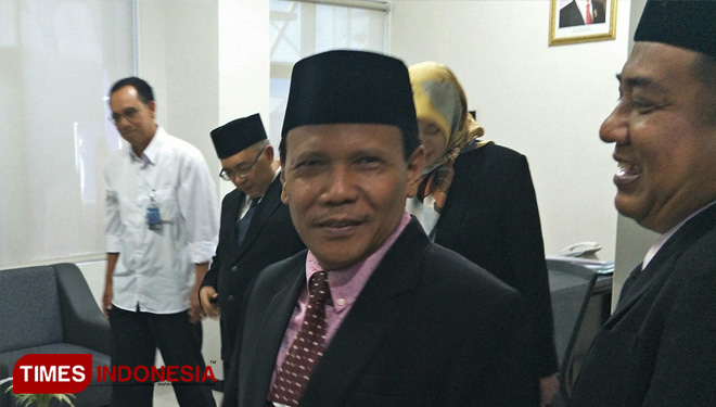 Caption :Direktur Utama Perumda Tirta Kanjuruhan, Syamsul Hadi S. Sos MM dan saat di depan logo baru. (FOTO: Widodo Irianto/TIMES Indonesia) 