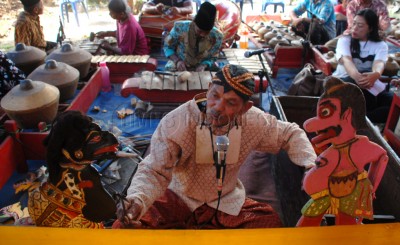 Tradisi Pagelaran Wayang Krucil Dilebaran Ketupat
