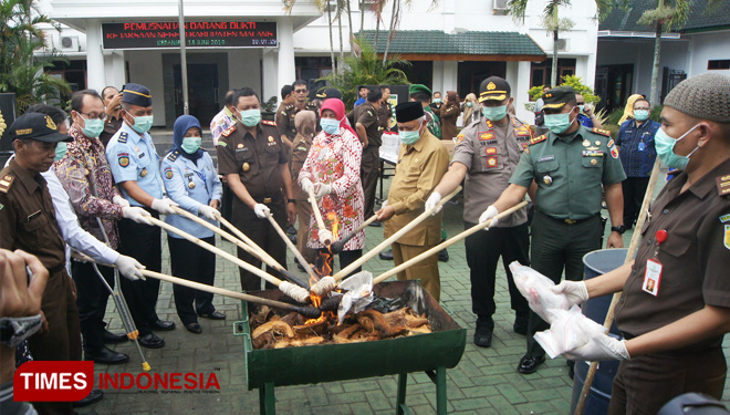 Kejari Kepanjen Musnahkan Barang Bukti dari Ratusan Perkara