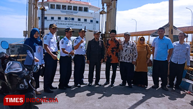 Kunjungan DPRD Provinsi Jatim Komisi D ke Kapal KMP Cucut di Pelabuhan Jangkar Sirubondo (Foto: Uday/TIMES Indonesia)