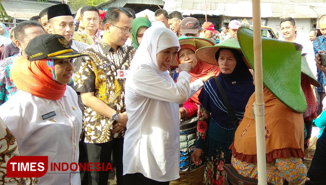 Gubernur Jatim, Khofifah Indar Parawansa (hijab putih), berdialog dengan pedagang ikan di Pasar Ikan Lamongan, Kamis (13/6/2019). (FOTO: MFA Rohmatillah/TIMES Indonesia)