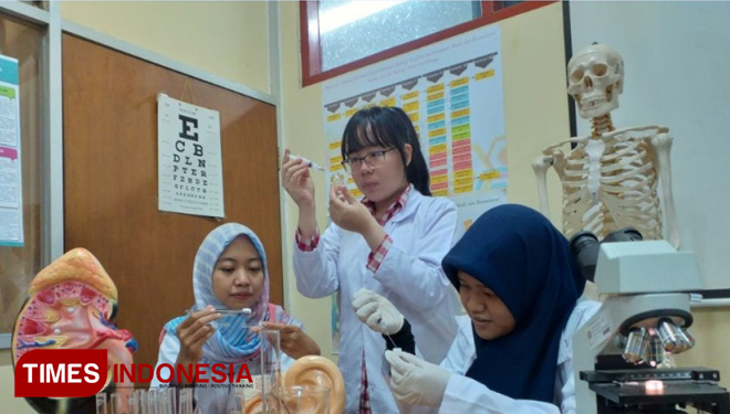Tiga mahasiswa Teknik Biomedis Universitas Airlangga Inten Firdhausi Wardhani, Rofi Mega Rizki Samudra, dan Katherine saat melakukan penelitian di laboratorium. (FOTO: aJP/TIMES Indonesia)