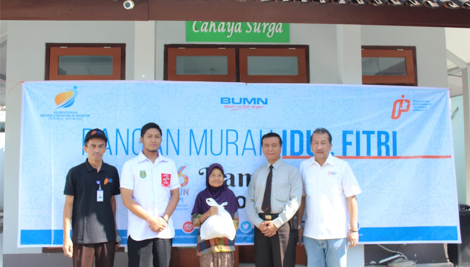  Sekretaris Perusahaan PT PPI, Syailendra (kanan) foto bersama Muspika dan masyarakat di acara paket pangan murah Idul Fitri. ,(foto istimewa)