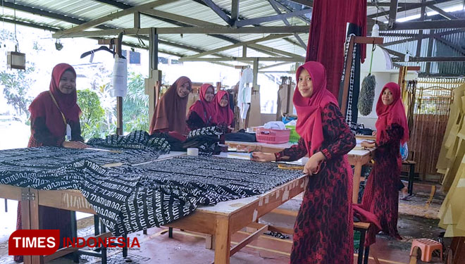 Perajin batik saat membatik di rumah produksi Sogan Batik. (FOTO: Dwijo Suyono/TIMES Indonesia)