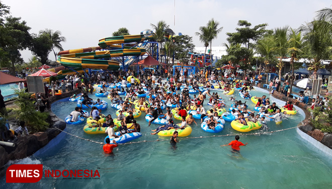 Keseruan pengunjung Saygon Water Park di Pasuruan saat menikmati kolam mmbak. (FOTO: Robert Ardyan/TIMES Indonesia)