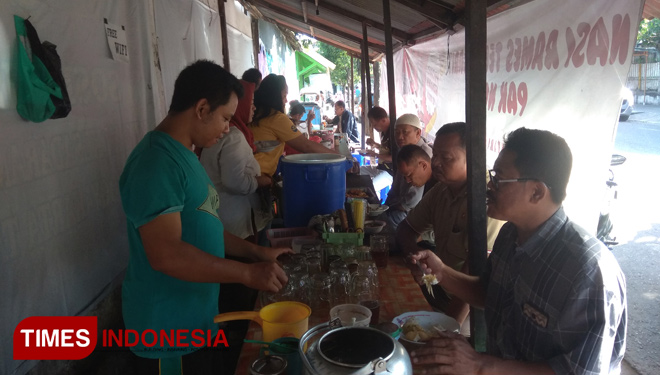 The customers enjoying the Tempeh at Warung Pak Noo, Bintaran, Yogjakarta. (Picture by: Dwijo Suyono/TIMES Indonesia)