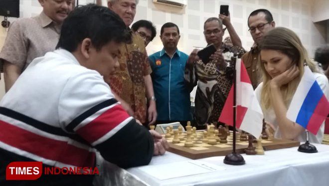 Grand Master (GM) Indonesia Susanto Megaranto beradu melawan pecatur asal Prancis Sophie Millet dalam pembukaan Japfa Grand Master dan Woman Grand Master Chess Tournament 2019, di Grand Inna Malioboro Hotel, 13 Juni 2019. (FOTO: A Riyadi/TIMES Indonesia)