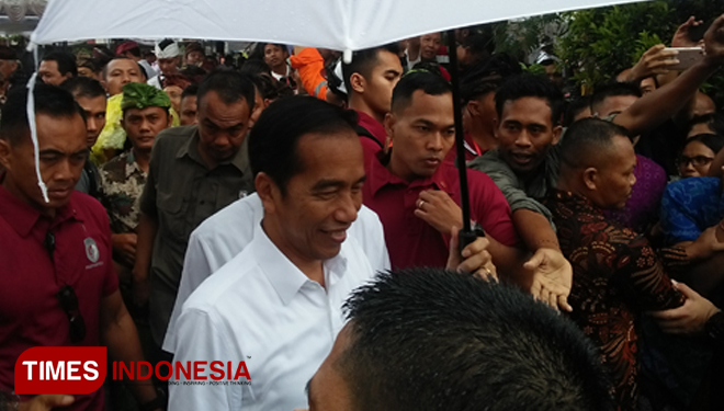 Presiden Jokowi saat mengunjungi Pasar Sukawati di Kabupaten Gianyar Bali, Jumat (14/5/2019). (FOTO: Khadafi/TIMES Indonesia).