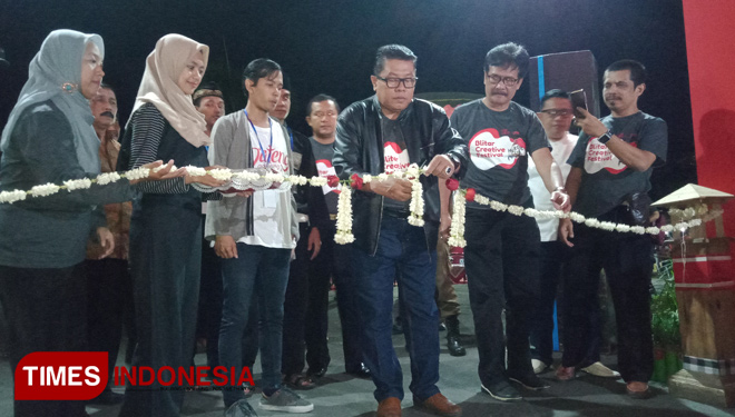 Plt Wali Kota Blitar Santoso memotong pita sebagai tanda dibukanya Blitar Creative Festival 3 di Pusat Informasi Pariwisata dan Perdagangan (PIPP) Kota Blitar, Jumat (14/6/2019). (FOTO: Sholeh/TIMES Indonesia)