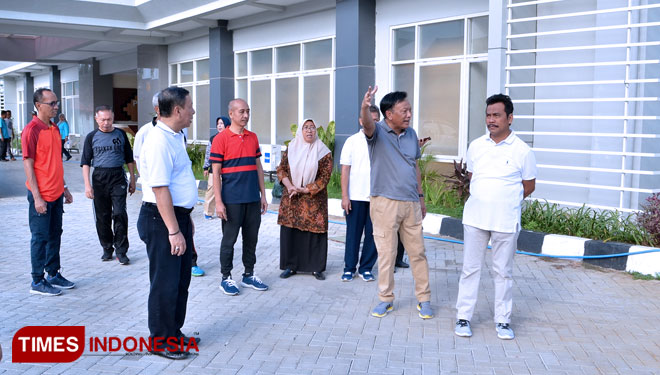 Bupati Gresik Sambari Halim Radianto didampingi Kepala OPD saat meninjau Kantor Mal Pelayanan Publik. (Foto: Akmal/TIMES Indonesia)