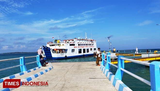 Kapal Feri KMP Cucut saat bersandar di Pelabuhan Raas untuk mengangkut penumpang menuju pelabuhan Jangkar, Situbondo. (FOTO: Ronny/TIMES Indonesia)