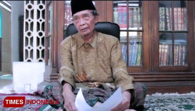 Kiai Haji Abdul Aziz Khoiri, Ketua MUI Lamongan memberikan himbauan ke warga Lamongan, Jumat, (14/6/2019). (FOTO: Ardiyanto/TIMES Indonesia)