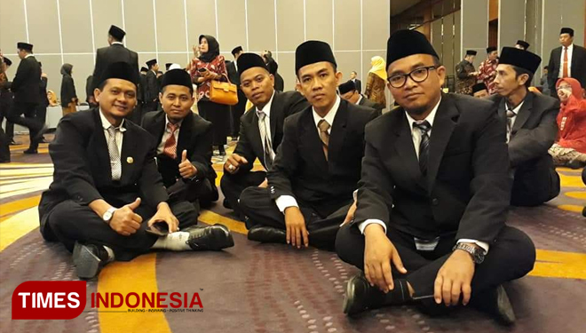 5 anggota Komisioner KPU Situbondo periode 2019-2024 setelah prosesi pelantikan di Surabaya (Foto: KPU Situbondo for TIMES Indonesia). 