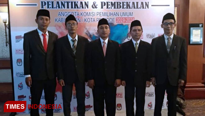 Lima Komisioner KPU Pamekasan Dilantik di Surabaya