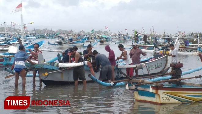 Nelayan Pantai Grajagan sedang mengevakuasi perahu (Foto : Rizki Alfian/TIMESIndonesia)