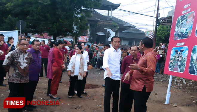 Presiden Jokowi saat meninjau Pasar Sukawati di Kabupaten Gianyar, Bali, Jumat (14/5/2019). (FOTO: Khadafi/TIMES Indonesia)