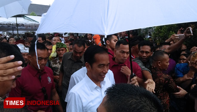 Presiden Jokowi saat ke Lapangan Kilobar, Desa Taman Bali,  Kabupaten Bangli, Bali, untuk menyerahkan sertifikat tanah kepada masyarakat, Jumat (14/5/2019). (FOTO: Khadafi/TIMES Indonesia)