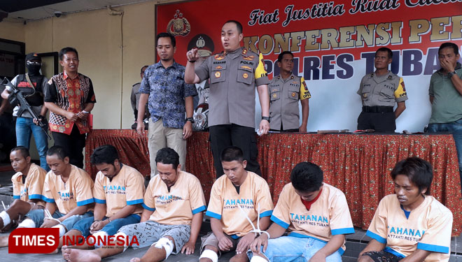 Ketujuh pelaku yang dilumpuhkan kakinya oleh Tim Marong Sat Reskrim Polres Tuban dengan timah panas, Jum'at, (14/06/2019). (Foto: Achmad Choirudin/TIMES Indonesia)