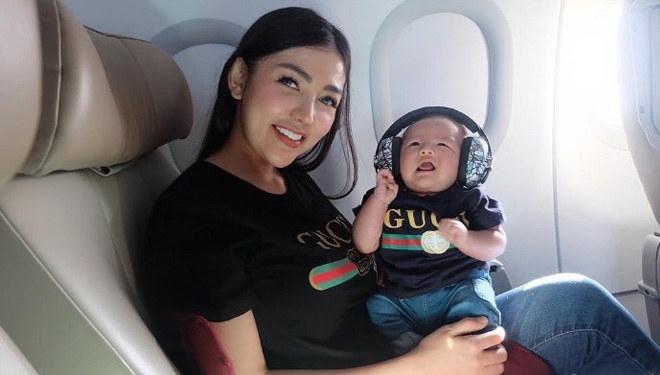 ILUSTRASI - Membawa bayi bepergian menggunakan pesawat terbarng. (FOTO: Instagram/bellashofie5292)