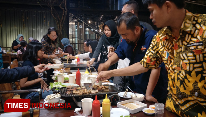 Para jurnalis lagi asyik memasak menu truper dalam Media Gathering yang diselenggarakan Universitas Ma Chung pada Jumat (14/6/2019) malam di Tomoo Steak. (FOTO: Widodo Irianto/TIMES Indonesia) 