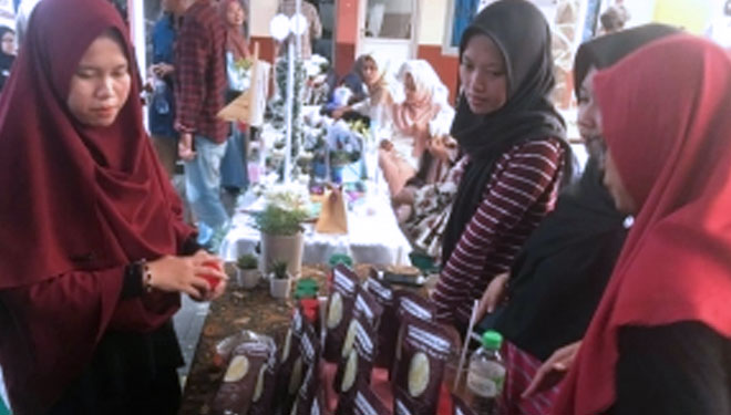 Madina (paling kiri) bersama tim menjual produk Cripis di FEB Unair (28/4/2019).