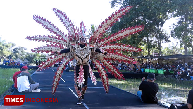 A talent shows her costume at the Gintangan Bamboo Festival 2019 Banyuwangi. (Picture by: Roghib Mabrur/TIMES Indonesia)