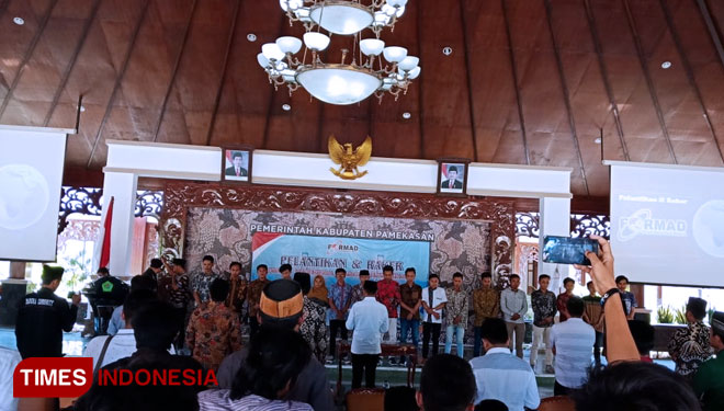 Prosesi pelantikan pengurus baru Forum Mahasiswa Madura di Pendopo Ronggosukowati Bupati Pamekasan.(Foto: Akhmad Syafi'i/TIMES Indonesia)