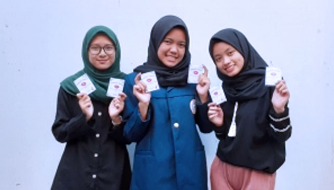 Empat mahasiswa Universitas Airlangga (UNAIR) Surabaya dari Fakultas Sains dan Teknologi berkolaborasi membuat inovasi lipstik yang berbentuk kartu (Lipcard) dari ekstrak buah bit.