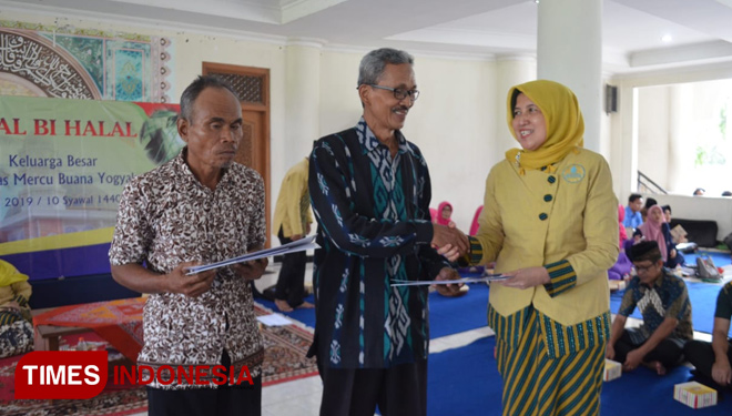 Rektor UMBY Dr Alimatus Sahrah menyerahkan bantuan kepada warga untuk pemasangan listrik. (FOTO: Ahmad Tulung/TIMES Indonesia)
