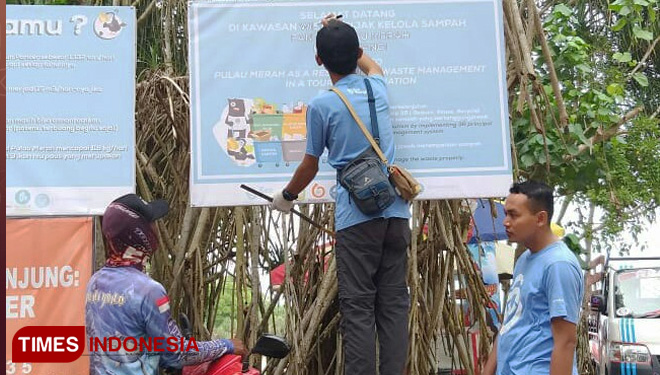 Tim Eco Ranger bersama Pokmas Pantai Pulau Merah saat melakukan pemasnagan sign boar edukasi sampah. (FOTO: Erwin Wahyudi / TIMES Indonesia).