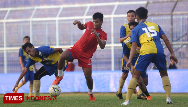 Striker Arema FC Achmad Nur Hardianto menguasai bola saat berhadapan dengan eks Arema FC U-21 dalam pertandingan uji coba di Stadion Kanjuruhan, Kabupaten Malang pada Minggu (16/6/2019). (FOTO: Tria Adha/TIMES Indonesia)