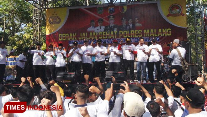 Kapolres Malang bersama Forkopimda Kabupaten Malang saat pembacaan deklarasi menolak kerusuhan. (FOTO: Binar Gumilang / TIMES Indonesia)