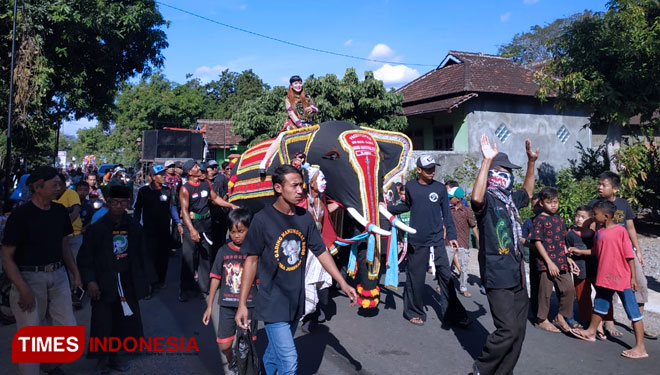 Kesenian Gajah - gajahan. (foto: Evita Mukharomah/TIMES Indonesia)