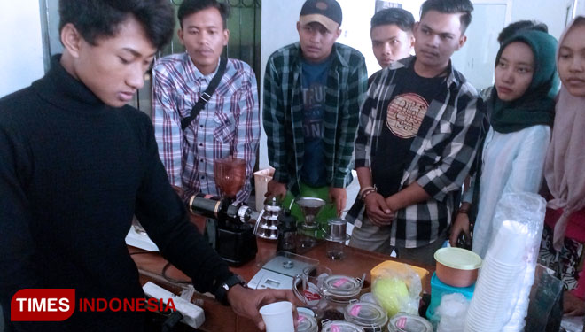 Anggota IMJ IAIN Jember saat memperhatikan teknik penyeduhan kopi oleh barista kedai kopi Sentraliterasi dalam acara ngopi, ngobrol, dan silaturahmi, Minggu (10/6/2019). (FOTO: Dody Bayu Prasetyo/TIMES Indonesia)