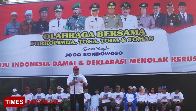 Wakil Bupati Bondowoso Irwan Bachtiar Rahmat saat memberikan sambutan dalam acara deklarasi damai menolak kerusuhan pasca Pemilu 2019 (FOTO: Moh Bahri/TIMES Indonesia) 