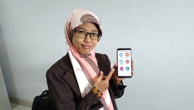Ketua Tim Inovasi IKM Unusa Permadina Kanah Arieska SSi, MSi memperlihatkan menu aplikasi Kalkultor Kesehatan pada monitor HP-nya, Minggu (16/6/2019). (FOTO: Istimewa)