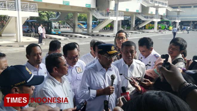 Menteri Perhubungan (Menhub) RI Budi Karya Sumadi saat meninjau Terminal Giwangan Yogyakarta, Minggu (16/6/2019). (FOTO: A Riyadi/TIMES Indonesia)