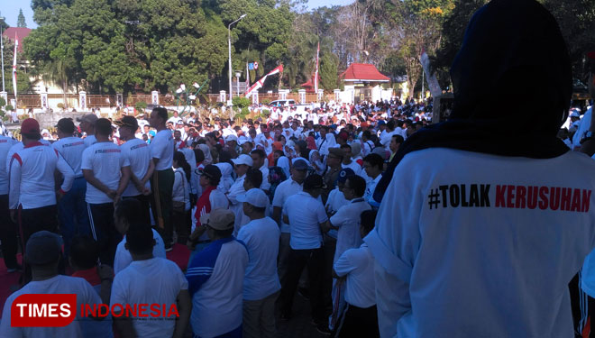 Ribuan warga di Kabupaten Bondowoso Jawa Timur berkumpul di Alun-alun RBA Ki Ronggo untuk deklarasi tolak kerusuhan pasca Pemilu 2019 (FOTO: Moh Bahri/TIMES Indonesia) 