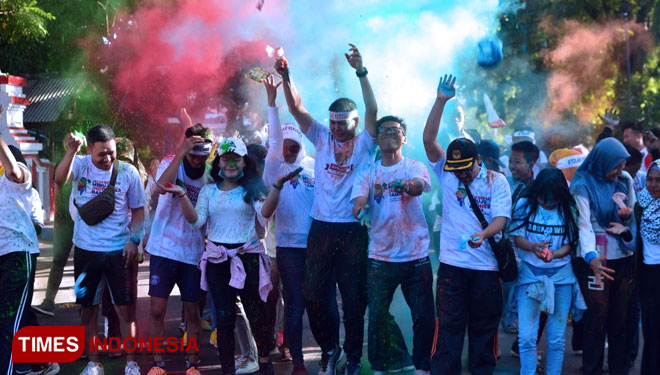 Peserta colour run Kota Probolinggo menaburkan bubuk aneka warna sebagai simbol keberagaman yang tetap satu. (FOTO: M. Choirul, Happy L. Tuansyah for TIMES Indonesia)