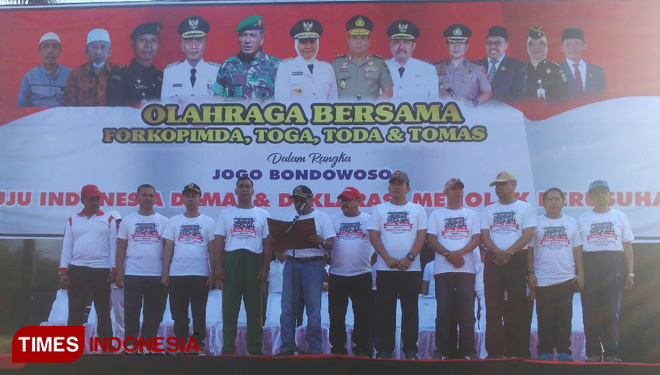 Ketua DPRD Bondowoso H Tohari S.Ag (pegang teks) saat memimpin pembacaan deklarasi tolak kerusuhan (FOTO: Moh Bahri/TIMES Indonesia) 