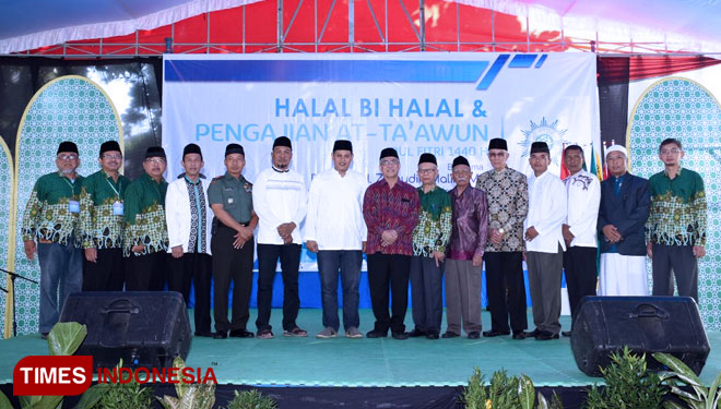 Wali Kota Kediri Abdullah Abu Bakar berfoto bersama dengan ketua DPRD Kota Kediri serta Wakil Ketua Wilayah Muhammadiyah Propinsi Jawa timur Prof. DR. H. Zainudin Maliki, Msi. 