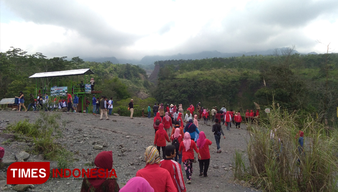 Suasana wisatawan berkunjung di Kawasan Lereng Gunung Merapi Yogyakarta. (FOTO: A Riyadi/TIMES Indonesia)