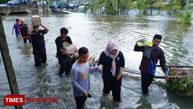 Banjir masih merendam beberapa titik di Kabupaten Tanah Bumbu. Pasang-surut laut mempengaruhi ketinggian air banjir. (FOTO: AJP/TIMES Indonesia)
