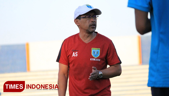 Pelatih Persela Lamongan, Aji Santoso memberikan arahan kepada anak asuhnya dalam sesi latihan di Stadion Surajaya, Senin (17/6/2019). (FOTO: MFA Rohmatillah/ TIMES Indonesia)