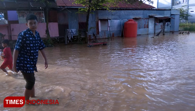 Kondisi air yang mulai mengenang di Jalan Imam bonjol Kelurahan Gunung Elai Bontang, Senin (17/6/2019) (Foto: Kusnadi /Times Indonesia) 