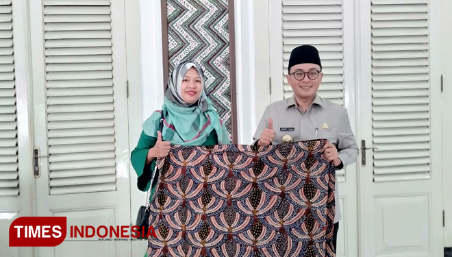 Dian Hendriani, pengusaha batik Pamekasan saat menemui Bupati Badrut Tamam di Pendopo Ronggosukowati Pamekasan. (FOTO: Akhmad Syafi'i/TIMES Indonesia)
