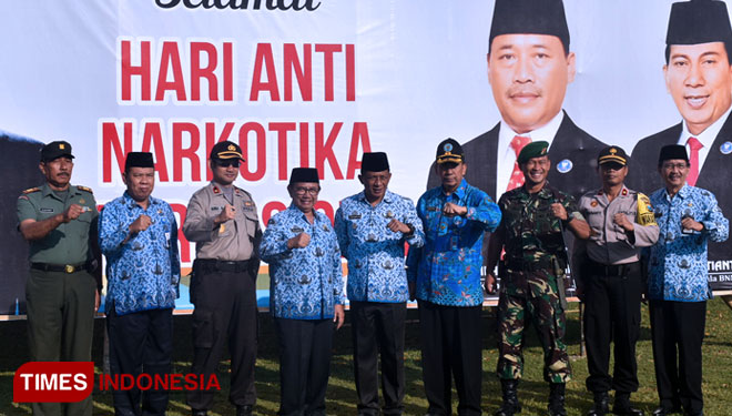 Bupati Blitar Foto Foto bersama Forkopimda usai upacara peringatan Hari Anti Narkotika Internasional (HANI) di Alun-Alun Kanigoro, Pemkab Blitar, Senin (17/06/2019). (Foto : Sholeh/ Times Indonesia)