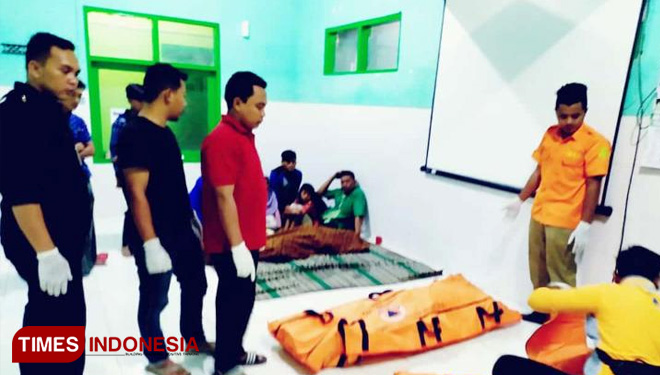 Dua Korban Kapal  KM Amin Jaya GT.3 yang meninggal saat hendak dikirim ke RS. Moh. Anwar Sumenep (FOTO: Ach Qusyair N/TIMES Indonesia)