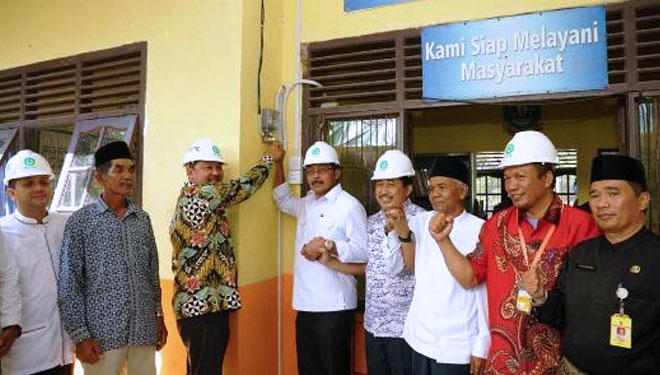 Gubernur Kepri H Nurdin Basirun ( lima dari kanan) bersama Dirut Bright PLN Batam, Dadan Kurniadipura, menghidupkan breker listrik pertama di Sijantung. Dan daerah itu pun terang benderang. (Foto: Istimewa)